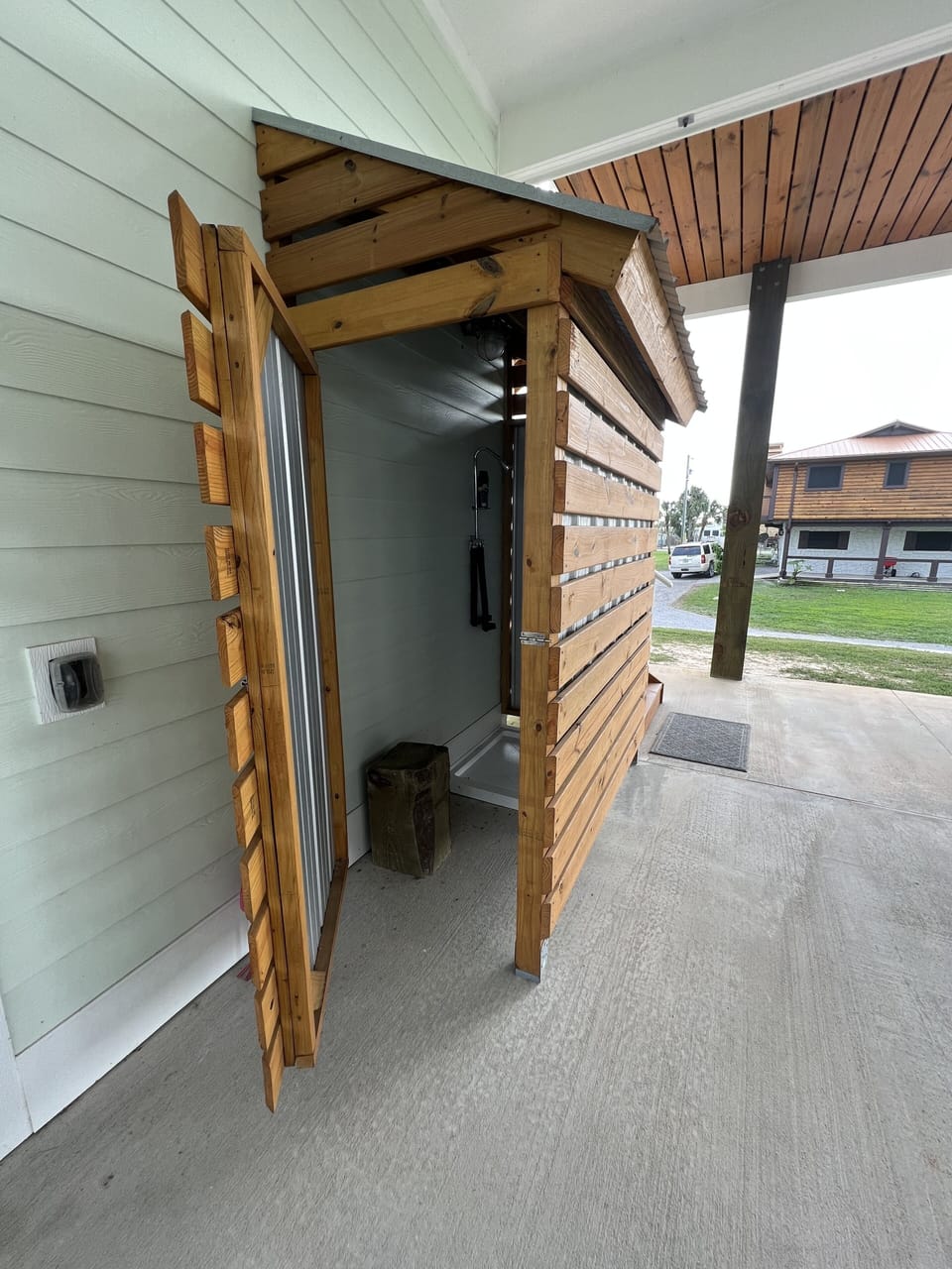 Outdoor hot/cold water shower