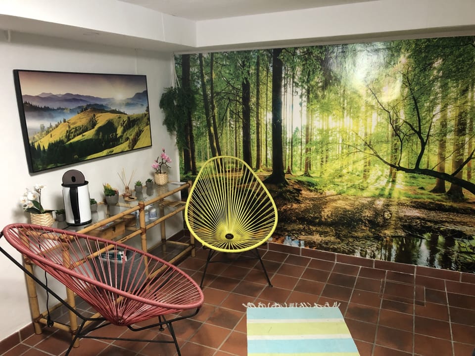 Entspannungsraum vor Sauna im Keller