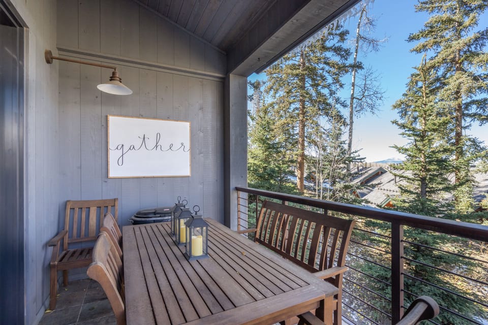 2.03-Cassidy's-Hideout-DIning-Balcony1