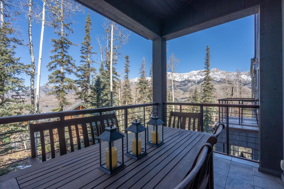 2.04-Cassidy's-Hideout-Dining-Balcony2