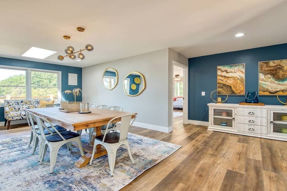 Dining for 6 in the upper level. 