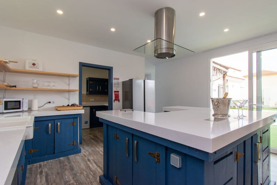 Kitchen with central island