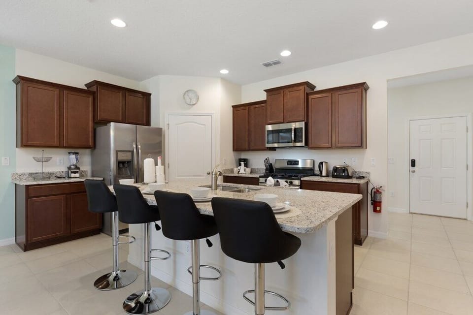 03_Breakfast_Bar_and_Stools_0721.jpg