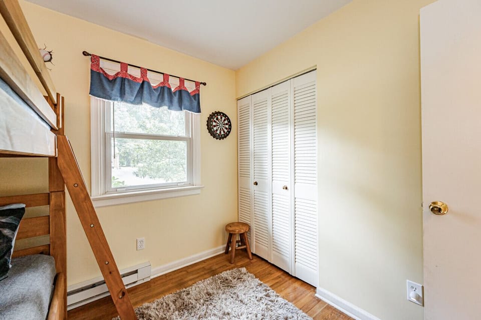 Sleepover Central – Perfect for kids and families! Twin-over-twin bunk beds with a trundle, books, and fun entertainment options.