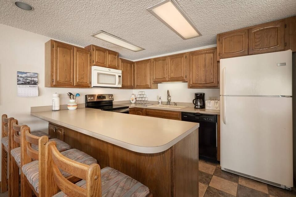 Have breakfast on the counter top or work while someone is preparing it!