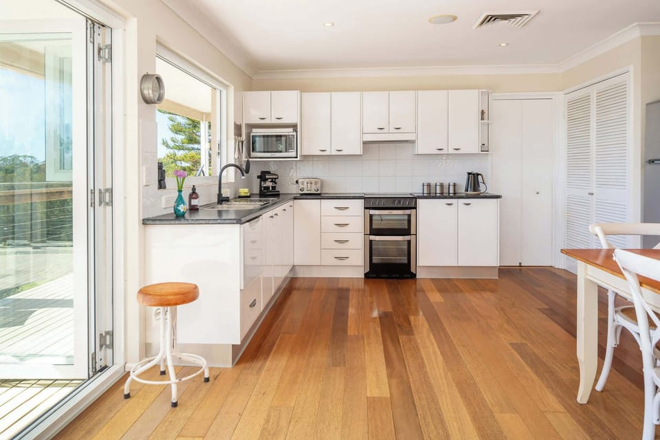 Fully equipped kitchen with direct access to the deck!