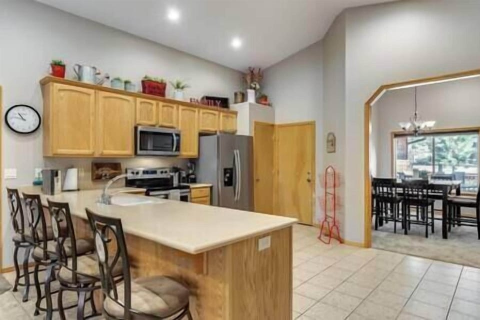 Kitchen and breakfast bar