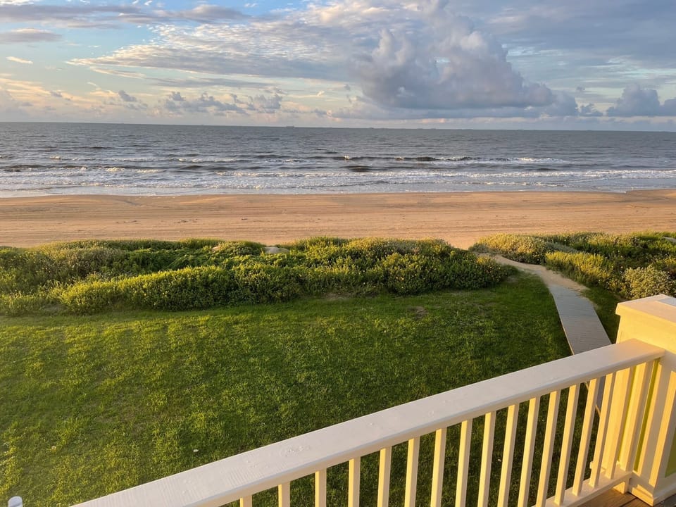 Sit on the terrace can see water very close