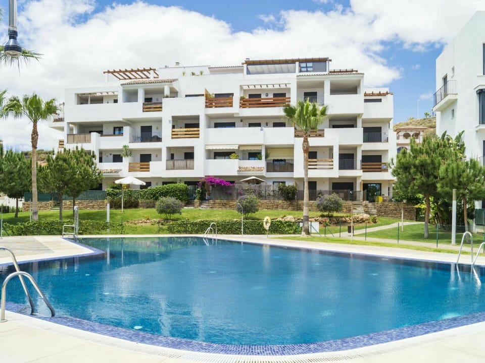 Water, Building, Sky, Cloud, Plant, Daytime, Property, Window, Azure, Swimming Pool