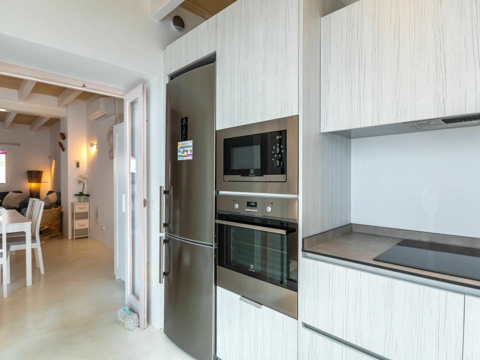 Cabinetry, Furniture, Countertop, Property, Kitchen Appliance, Building, Kitchen, Home Appliance, Kitchen Stove, Chair