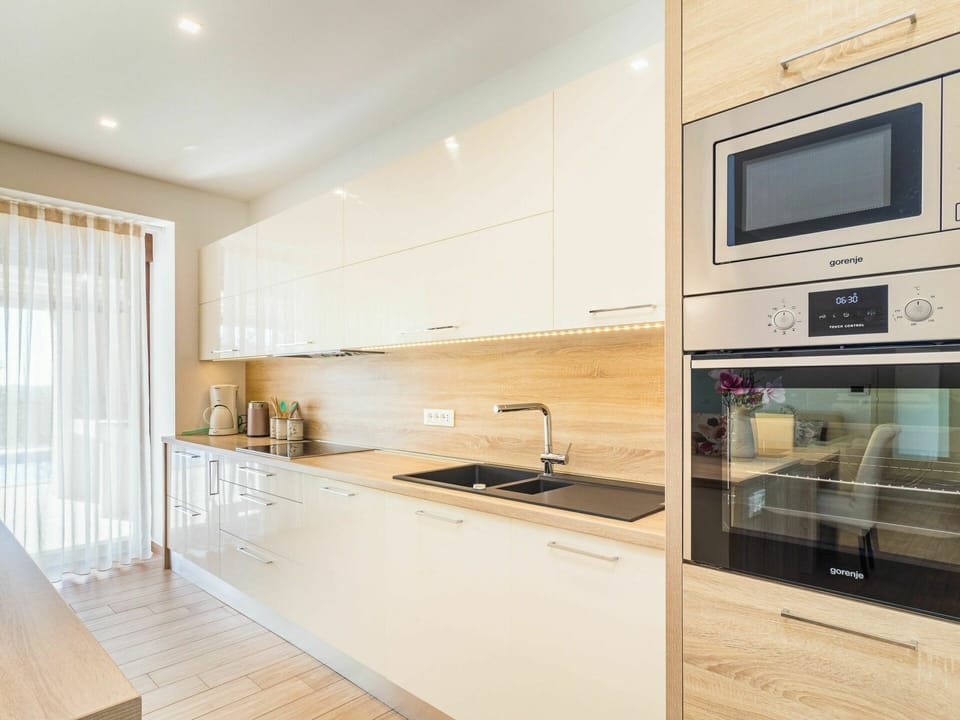 Cabinetry, Countertop, Property, Kitchen Sink, Sink, Tap, Building, Kitchen Stove, Kitchen, Kitchen Appliance