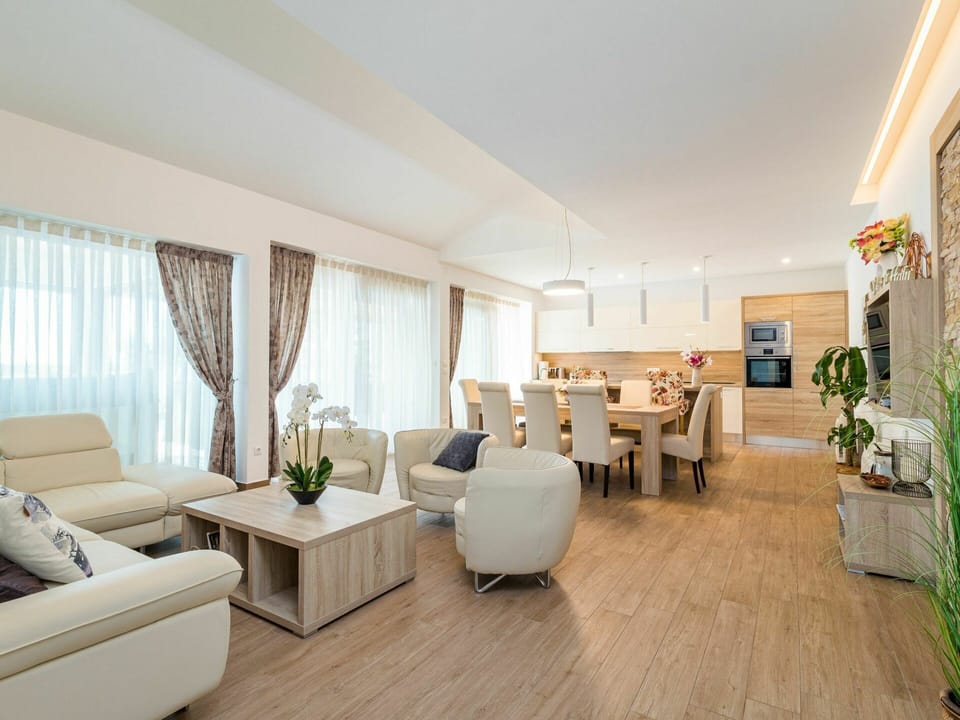 Table, Furniture, Plant, Couch, Property, Building, Comfort, Wood, Houseplant, Chair