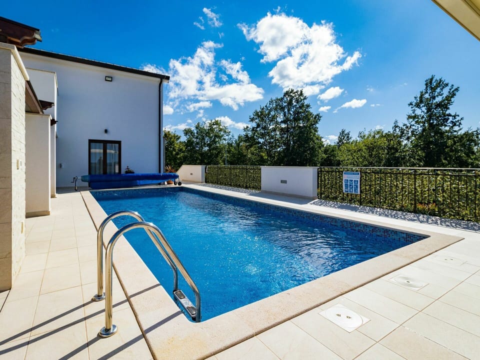 Water, Sky, Cloud, Property, Building, Swimming Pool, Plant, Azure, Shade, Window