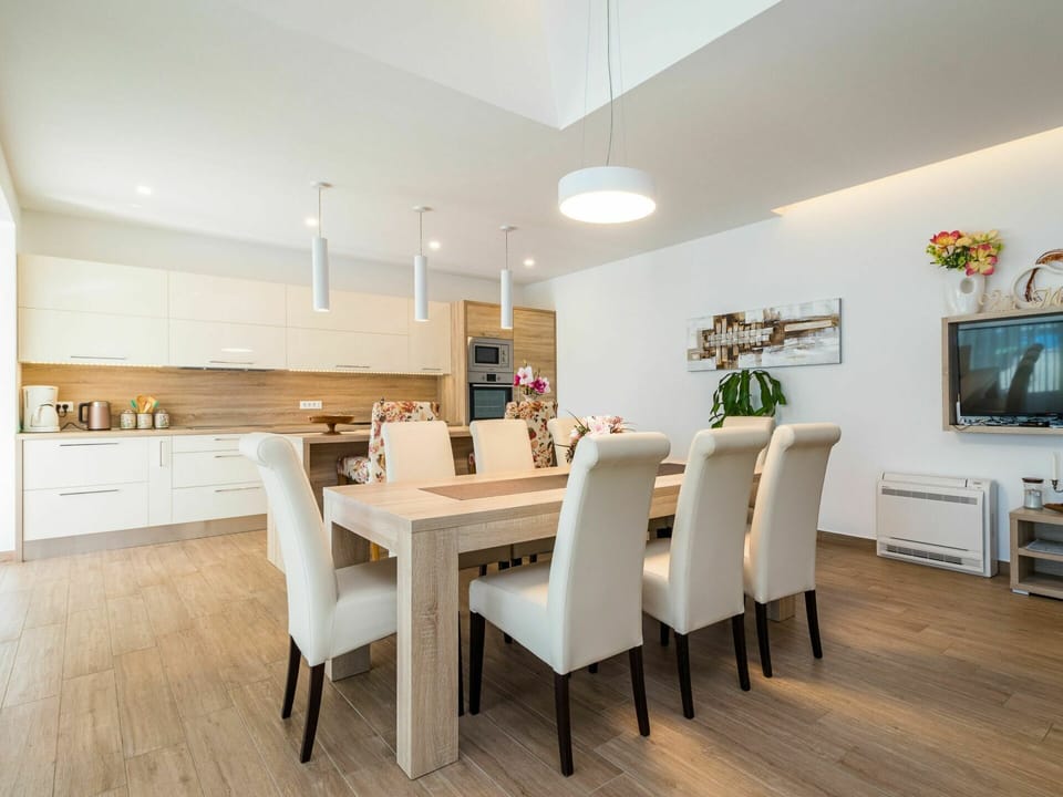Table, Furniture, Plant, Chair, Television, Wood, Interior Design, Building, Kitchen & Dining Room Table, Flooring