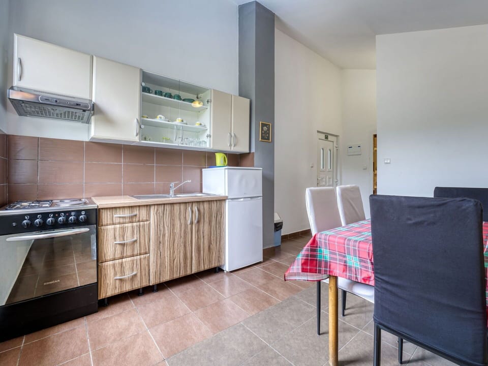 Flooring, Floor, Furniture, Interior Design, Wood, Major Appliance, Kitchen Appliance, Kitchen, Ceiling, Room