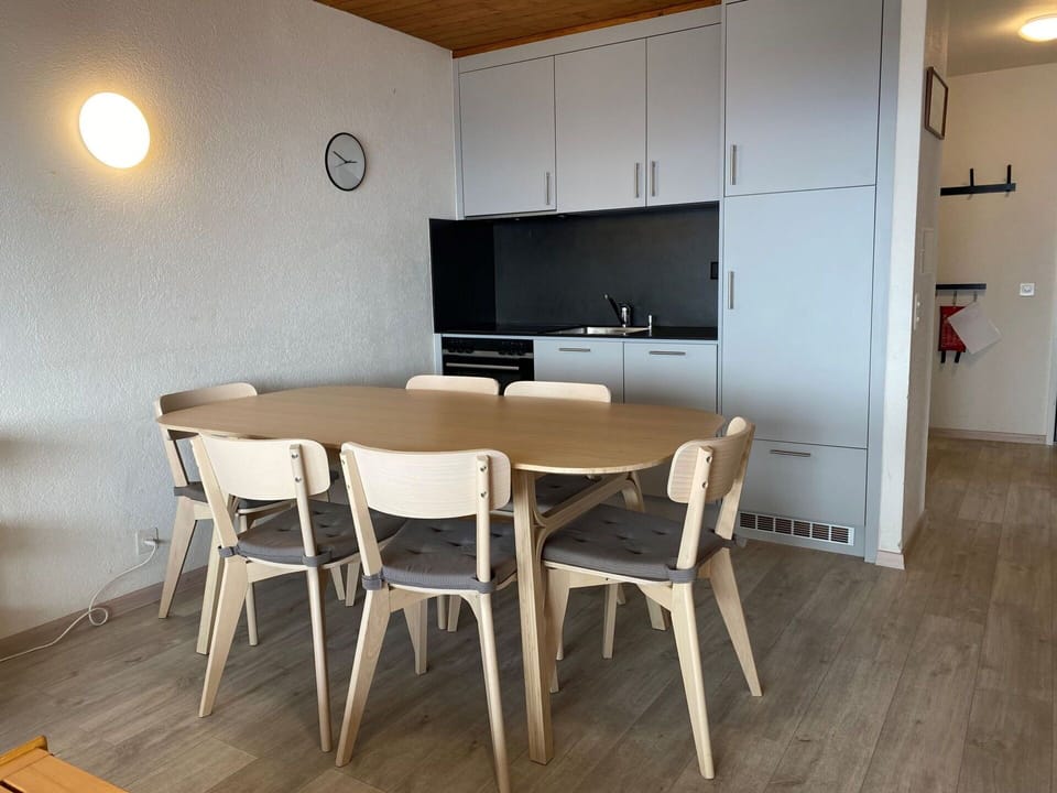 Property, Furniture, Table, Building, Television, Wood, Interior Design, Hall, Flooring
