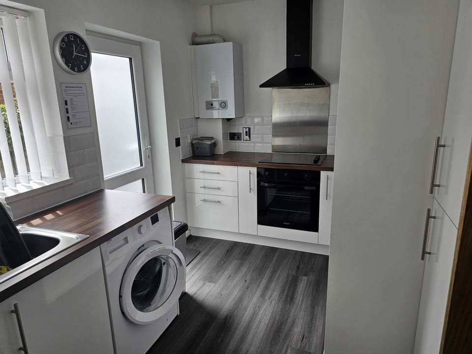Kitchen with all mod cons. 