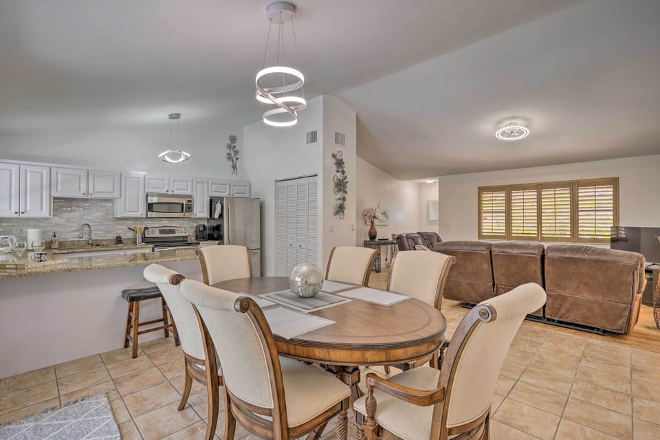 Dining Area | Dishware & Flatware Provided