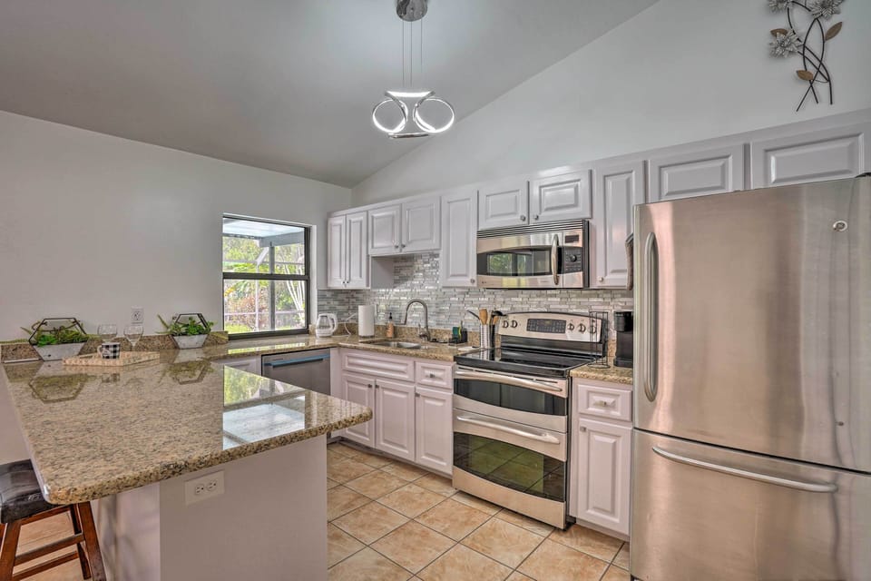 Kitchen | Fully Equipped w/ Cooking Basics