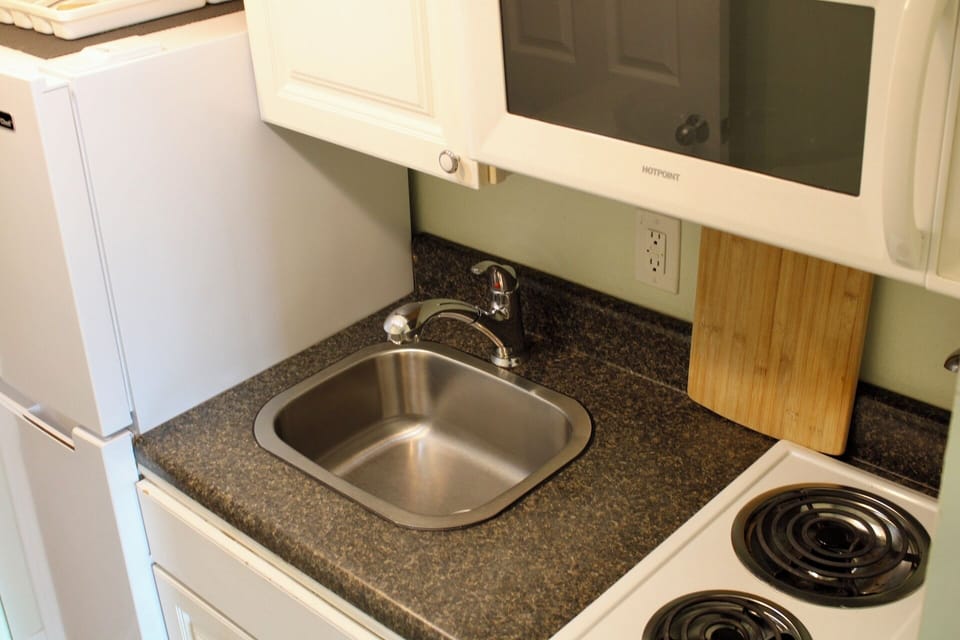 Full size kitchen area, well stocked and ready to cook your family meals!