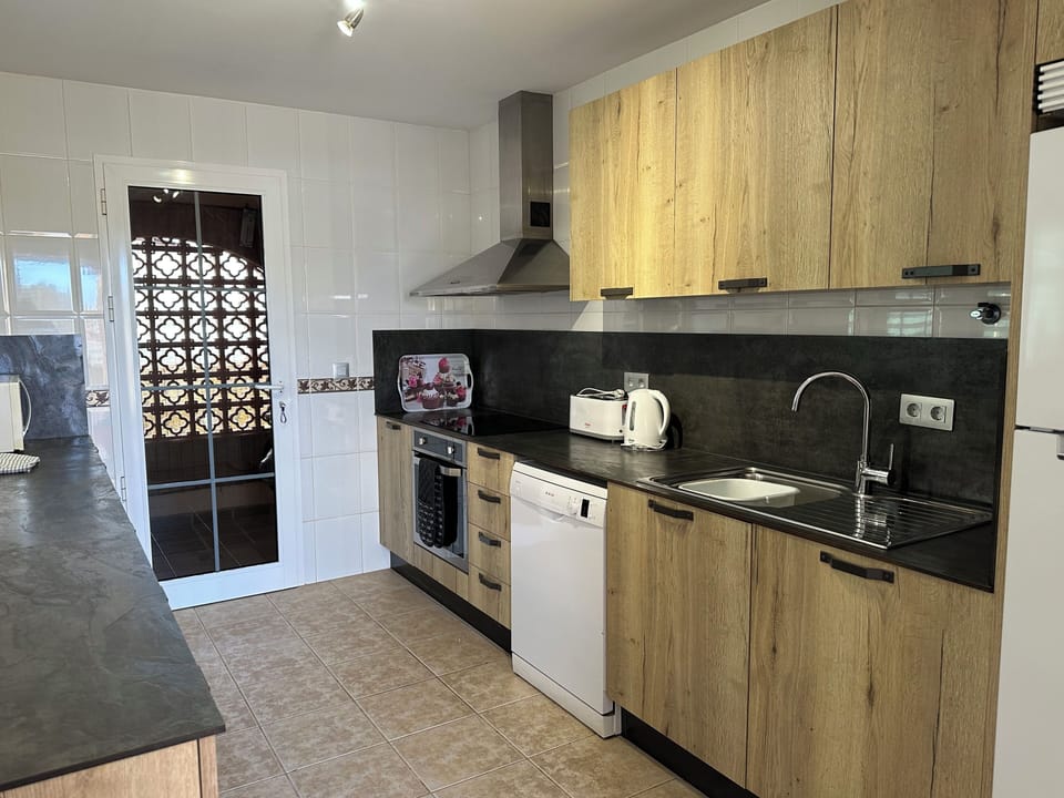 Fully Fitted Kitchen