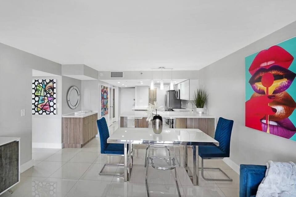 Dining area for 4, seating at kitchen counter for 3, fully equipped kitchen 