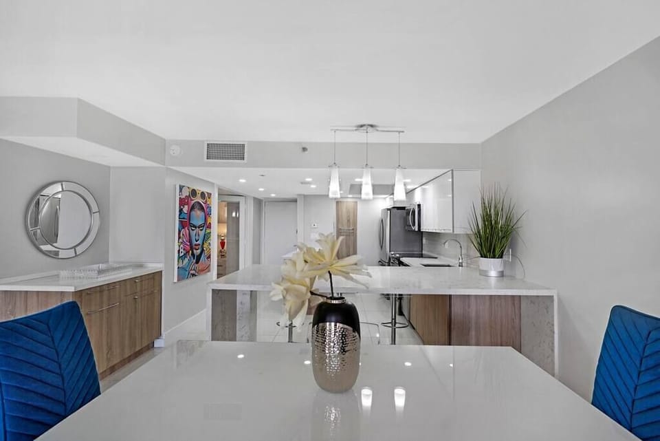 Dining area for 4, seating at kitchen counter for 3, fully equipped kitchen 
