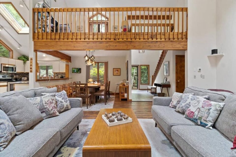 Second story loft lounge