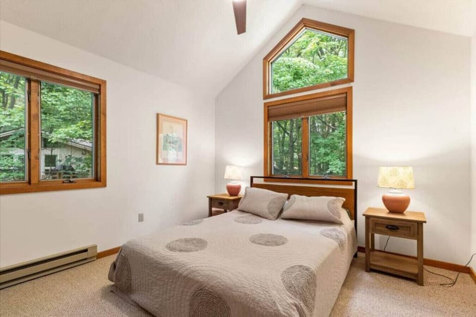 High ceilings queen bed