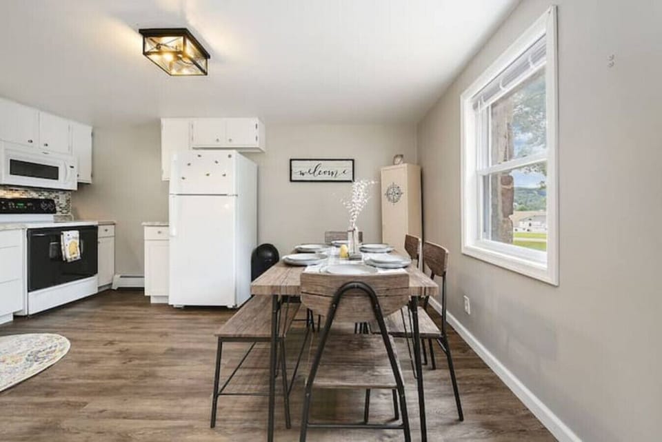 Lower level kitchen & dining