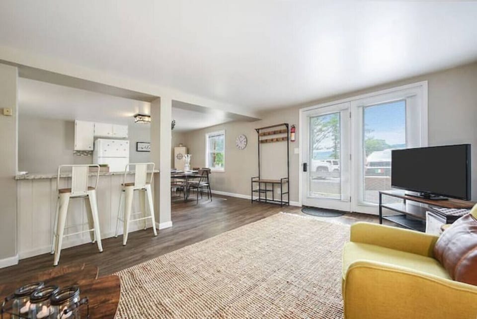 Lower level kitchen & dining