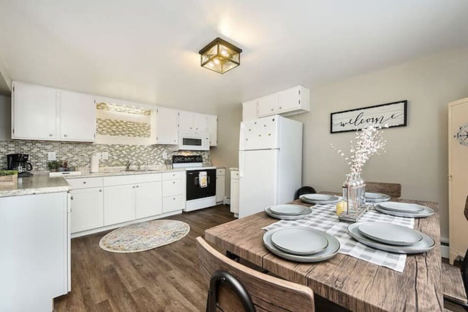 Lower level kitchen & dining