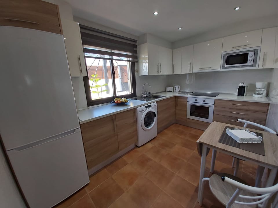 Kitchen equipped with table and 2 chairs