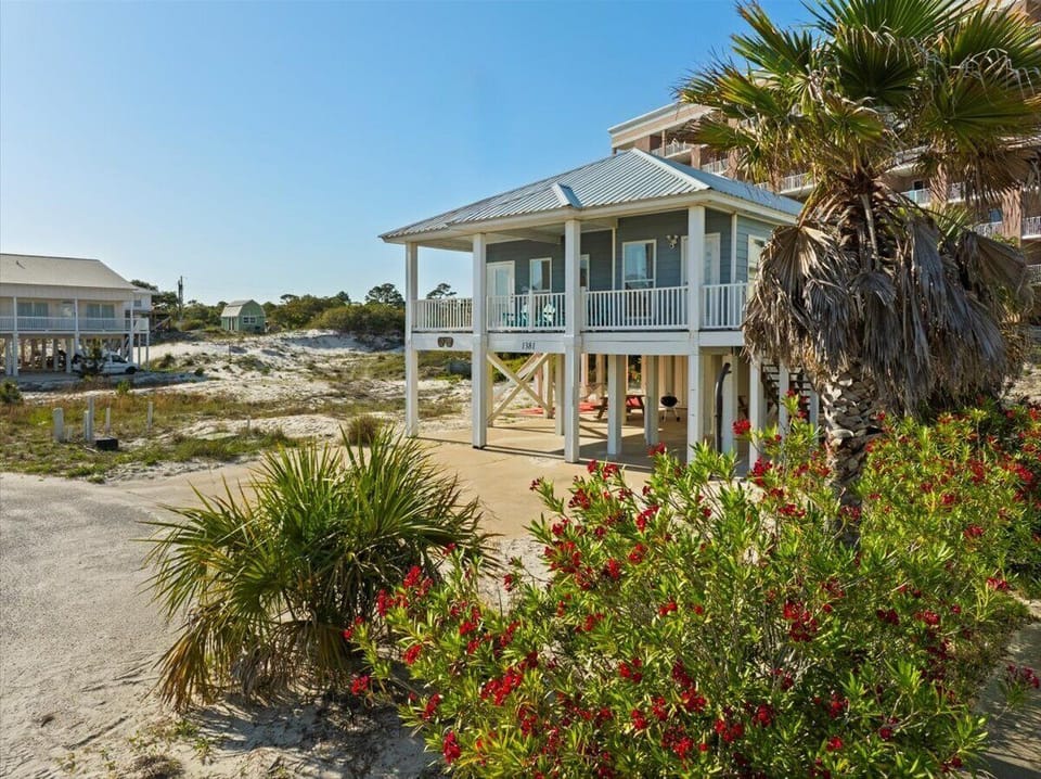 House on a quiet cul de sac, steps from the beach!