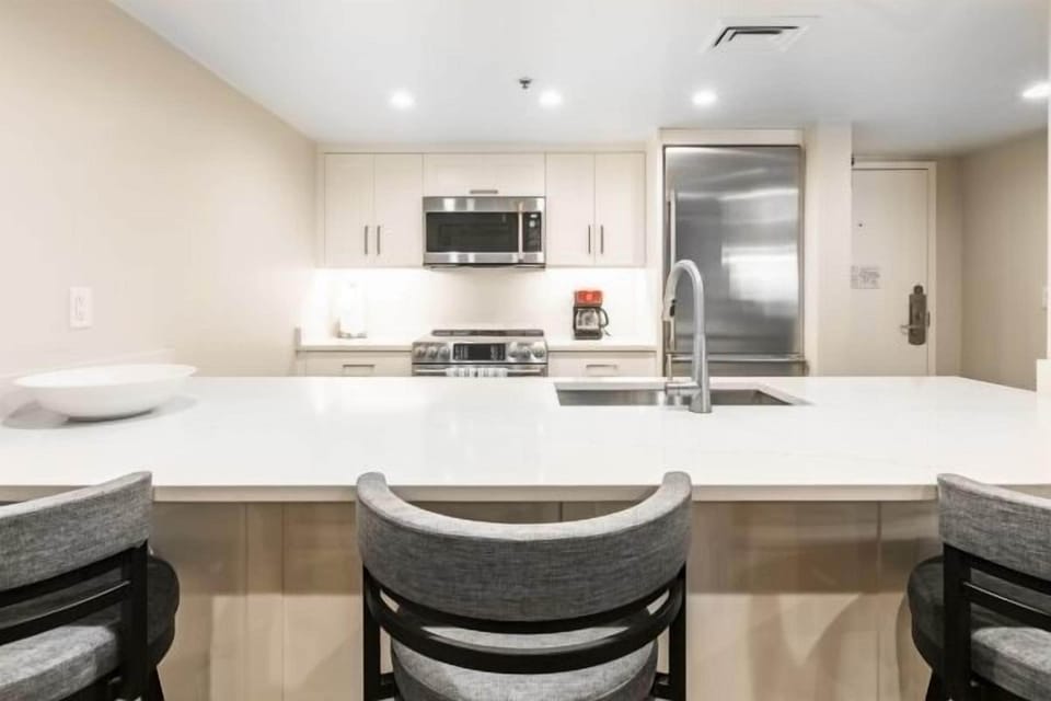Large functional kitchen with high end appliances