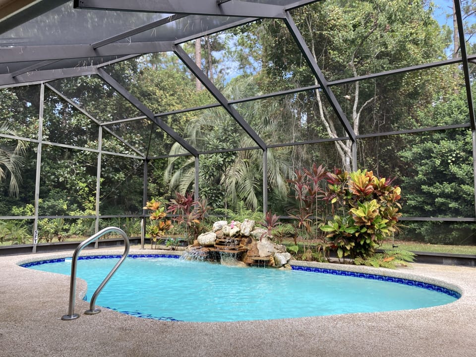 The fountain runs daily 9am-5pm. The pool is heated by solar and electric powers
