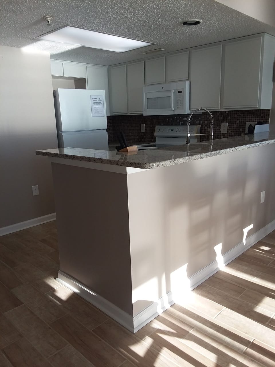 Full Kitchen - Refrigerator, Stove, Microwave, Dishwasher