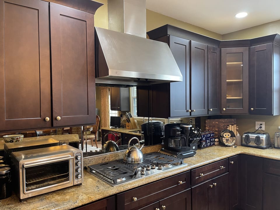 Five burner cooktop with rapid boil feature 