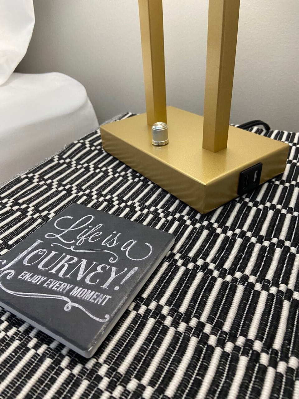 Convenient usb ports in the bedside lamps