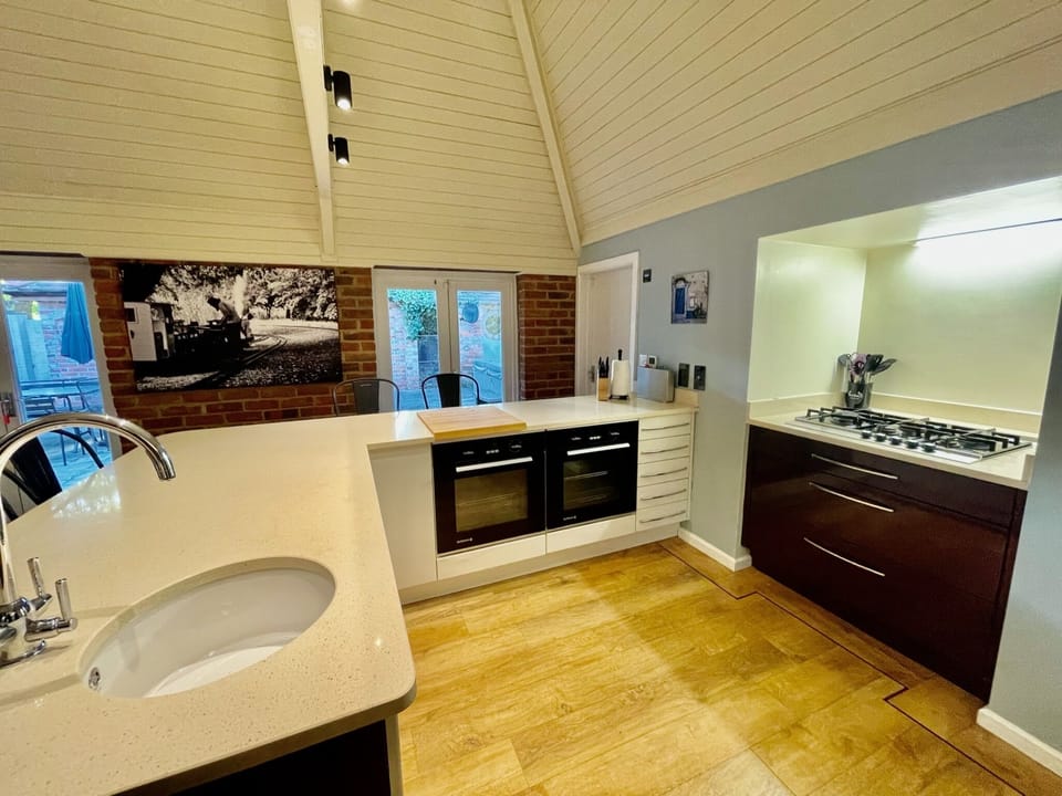 Fully equipped kitchen with all white goods and double oven