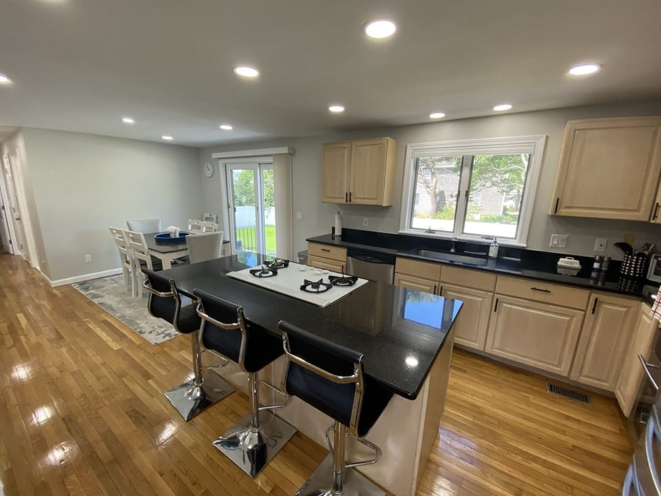 Kitchen (Main Floor)