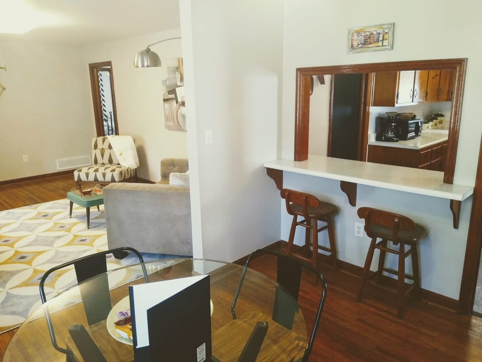 Retro 1950’s DR- seating for 6 and den to relax after a day out exploring 