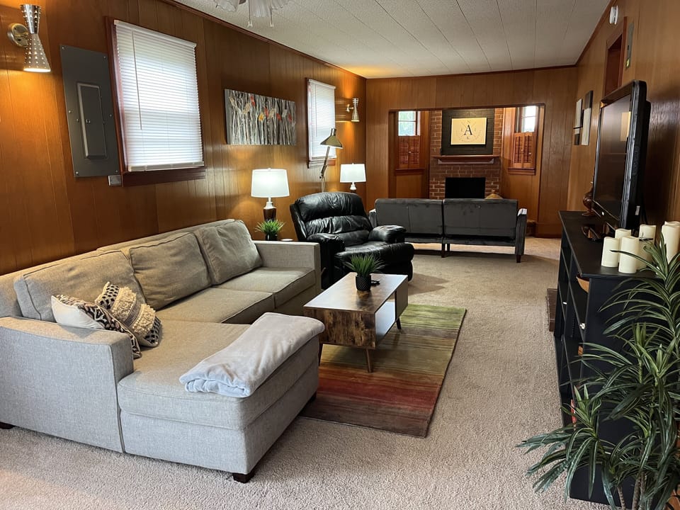 Large Retro Living Room- comfortable & very spacious for guests!