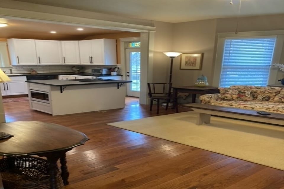 VIEW TOWARDS KITCHEN