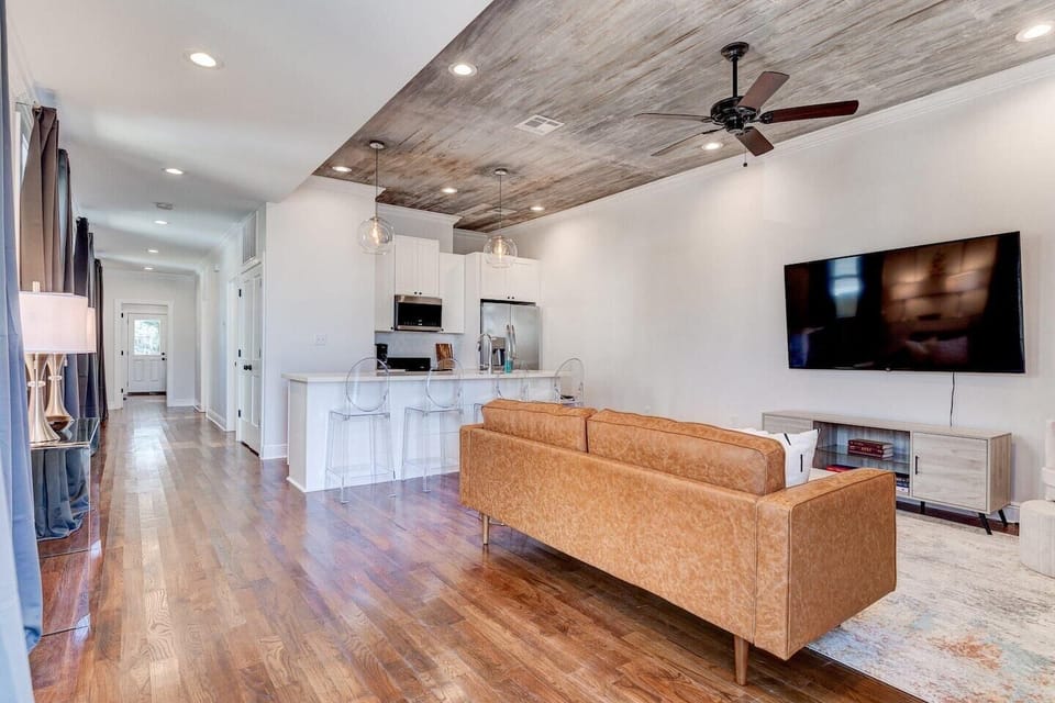 Open living room w/ soaring ceilings & plush seating for easy gathering.

