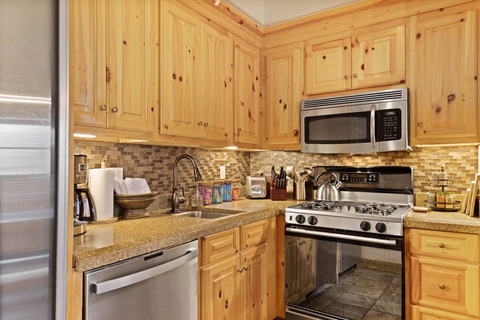 Full kitchen with new cookware, appliances and more! 