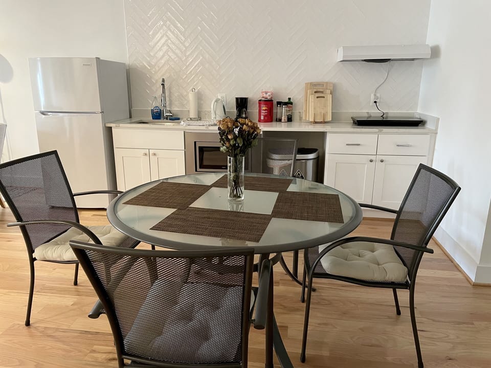 Fully equipped kitchen and dinning table.