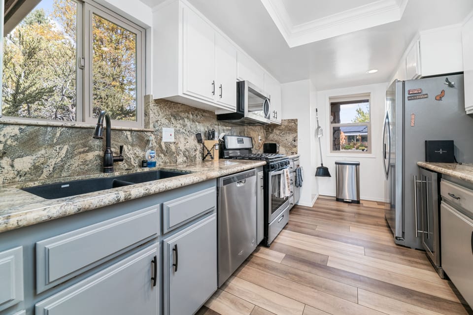 Kitchen with all amenities you need 
