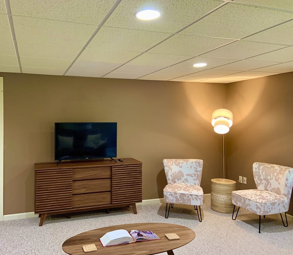 Lower level: Smart TV w/Netflix, HBOMax, Amazon Prime & free channels