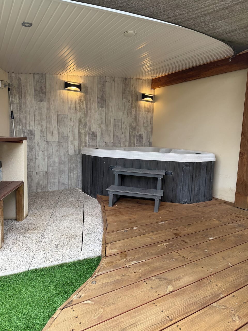 Indoor spa tub